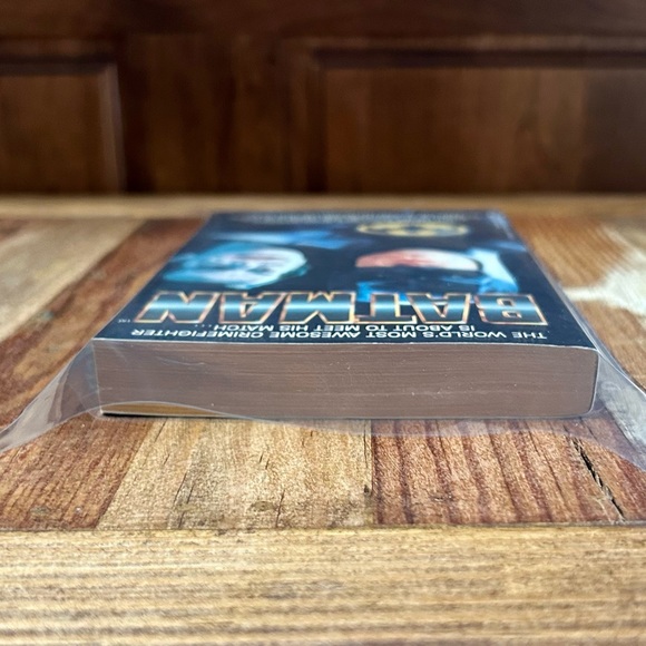 Batman Paperback🦇 - Picture 5 of 7